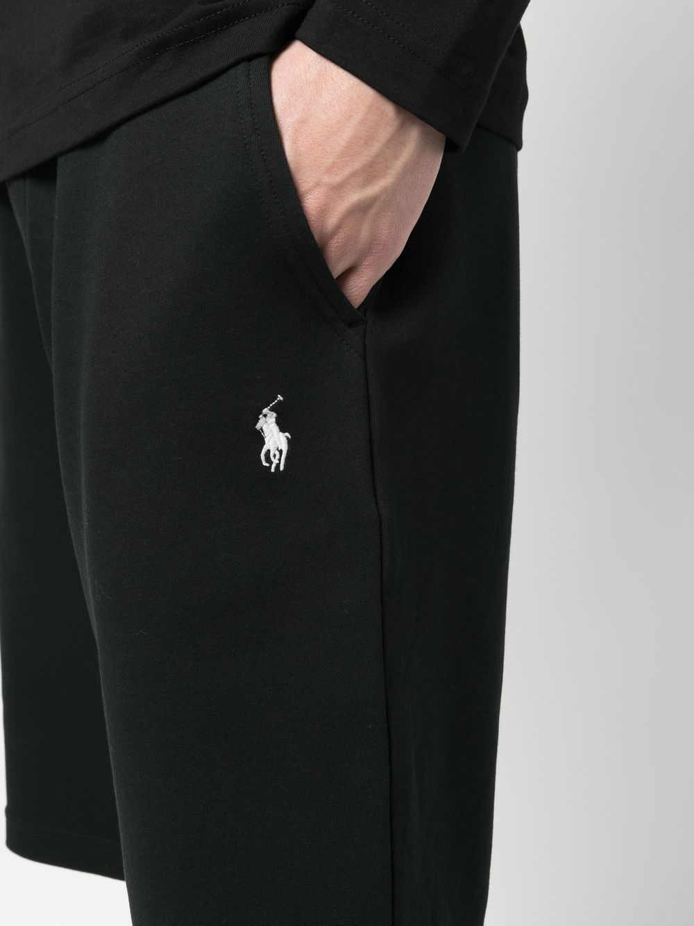 Trainingsshorts mit Stickerei